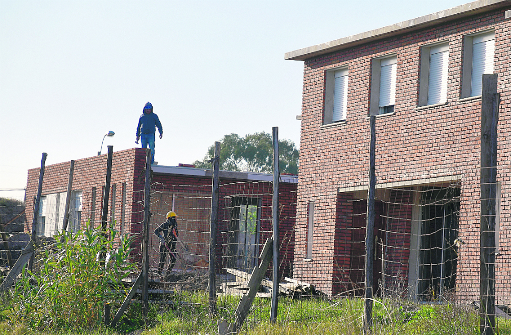 Colaboración: el soldado Ruiz ayudaba a su hermano a construir una casa en una cooperativa. Foto: Fernando Ponzetto.