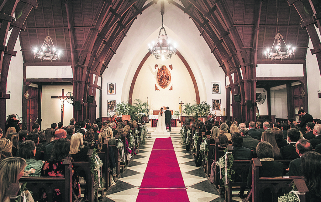 La ceremonia se llevó a cabo en la Parroquia Stella Maris.  Foto: Santiago Moreira/Sofía Orellano