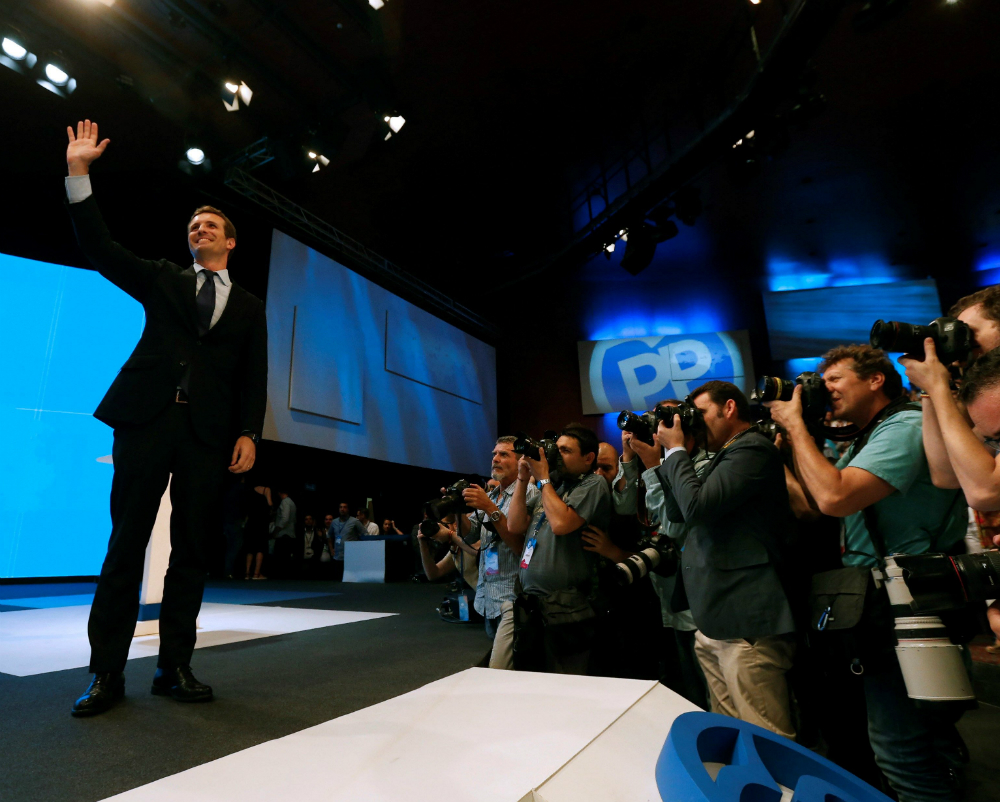 Triunfador: Pablo Casado saluda a los miembros del Congreso del Partido Popular poco después de ser elegido nuevo líder. Foto: EFE