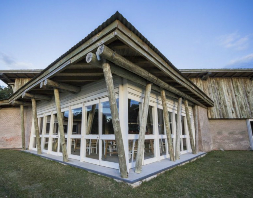 Mesón de las Cañas: edificado en la ladera este del cerro Guazubirá, tenía una forma vanguardista para su época. Foto: Ignacio Correa