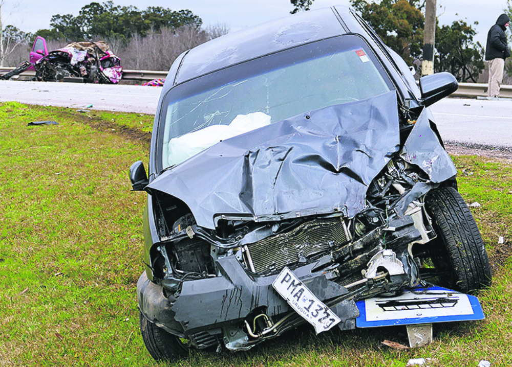Saldo trágico: en primer plano y al fondo, 2 de los autos. saldo trágico. En primer plano y al fondo, 2 de los autos.