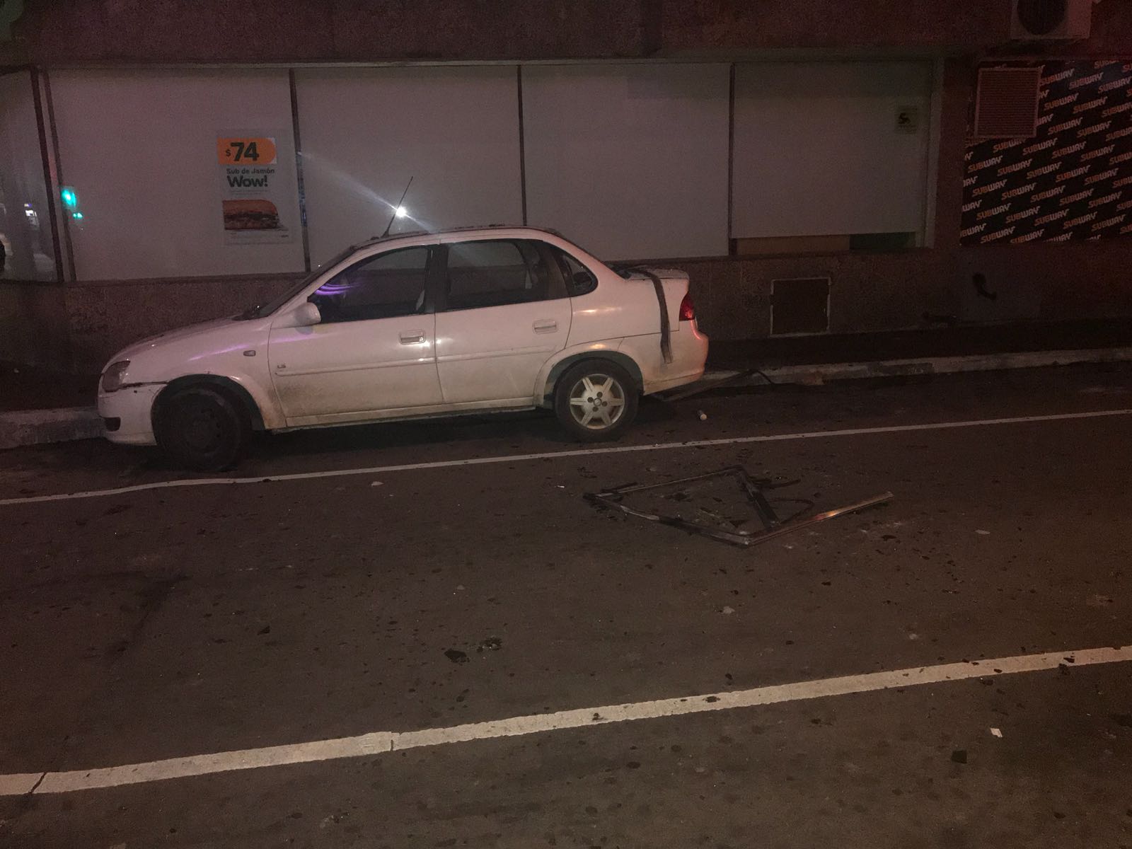 Parte de la ventana cayó sobre un auto que estaba estacionado. Foto: El País