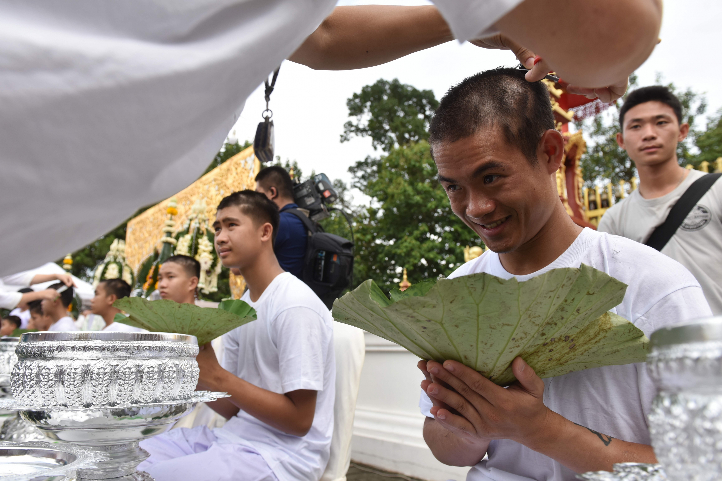 Los niños participaron de un rito budista. Foto: AFP