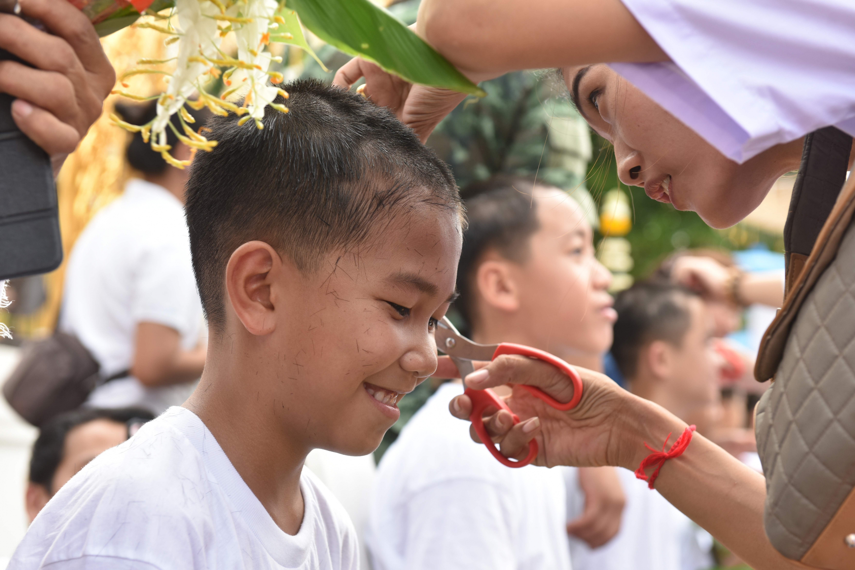 Los niños participaron de un rito budista. Foto: AFP