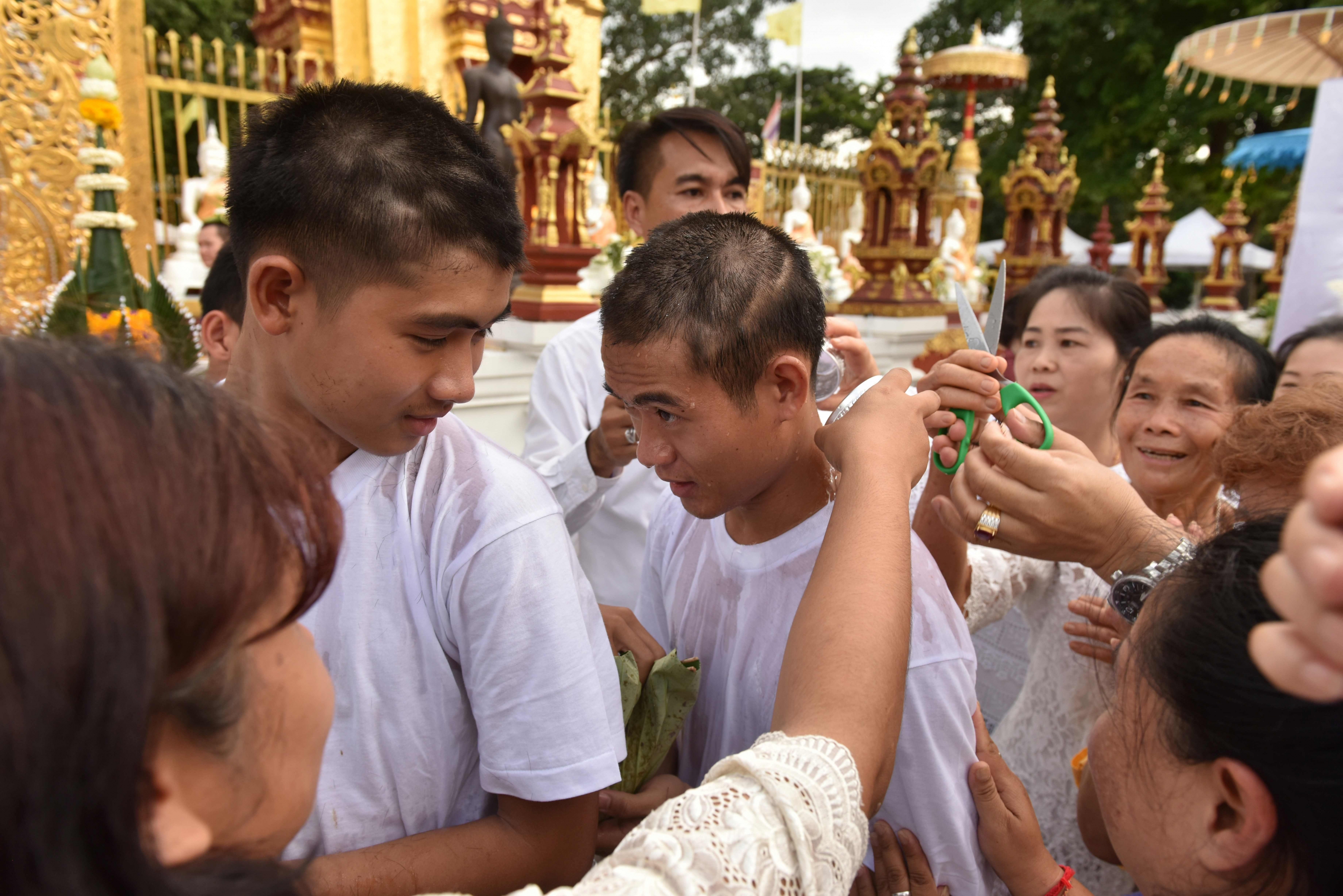 Los niños participaron de un rito budista. Foto: AFP