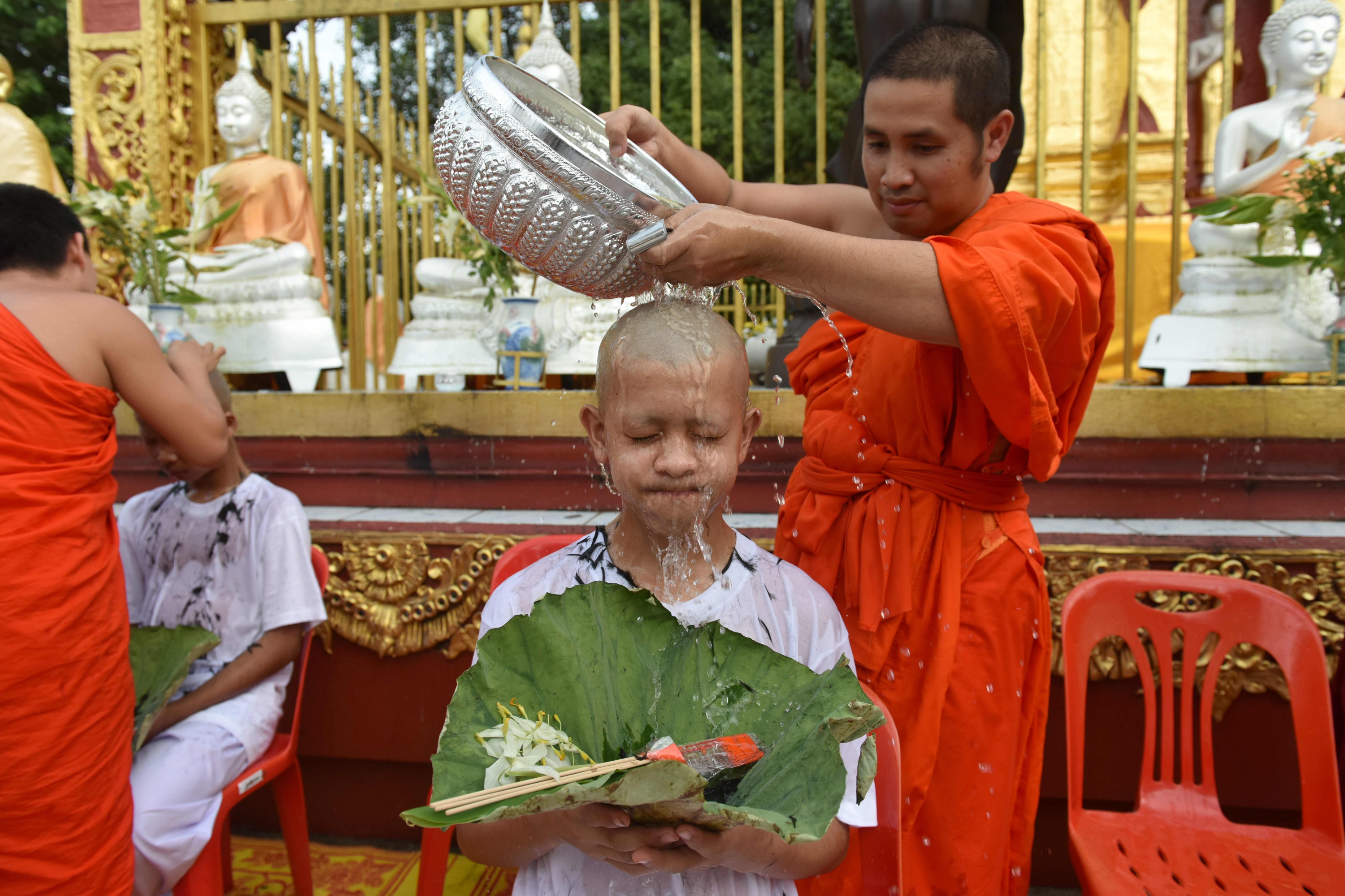 Los niños participaron de un rito budista. Foto: AFP