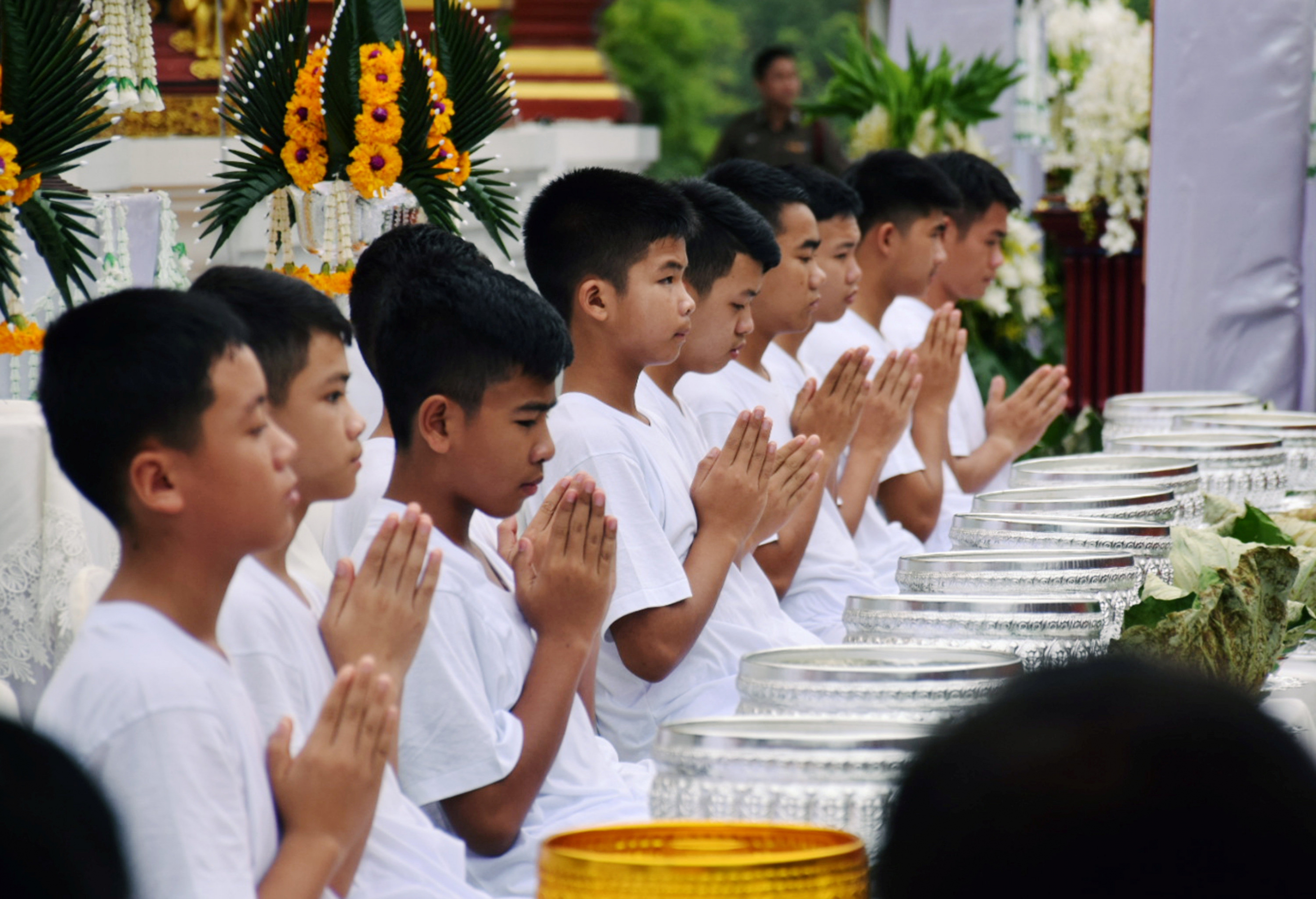 Los niños participaron de un rito budista. Foto: Reuters