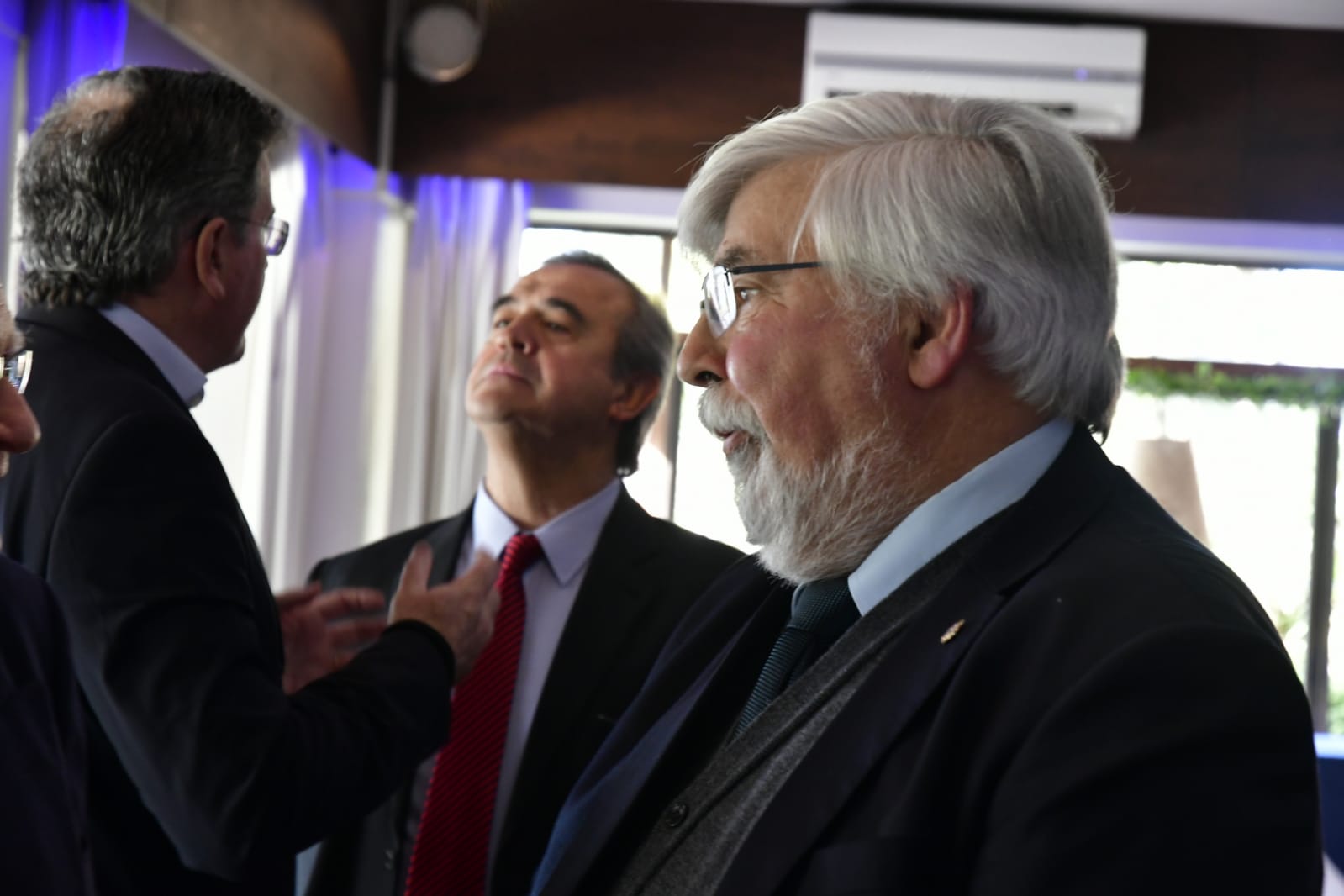 Pedro Bordaberry y Jorge Larrañaga, detrás de Eduardo Bonomi. Foto: Darwin Borrelli