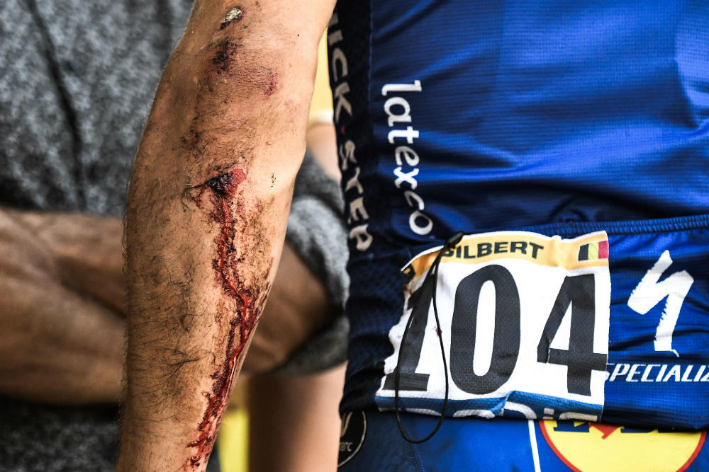 La caída de Philippe Gilbert en el TDF. Foto: AFP