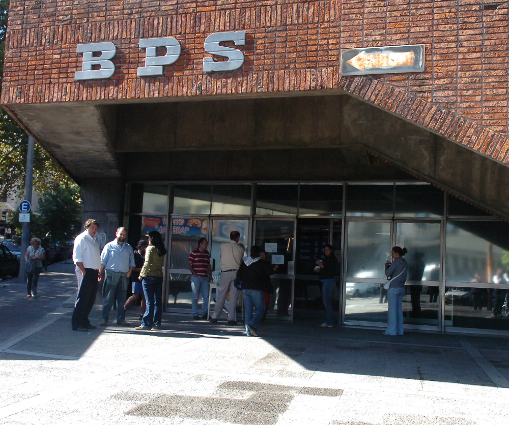 Asesoramiento: quienes quieran saber si están comprendidos dentro de la ley pueden consultar el sitio web del BPS. Foto: Francisco Flores.
