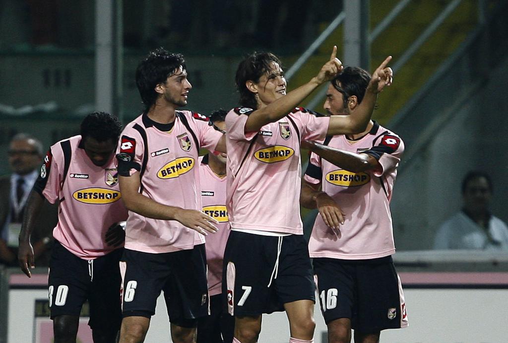 Cavani con la "7" en Palermo. Foto: AFP