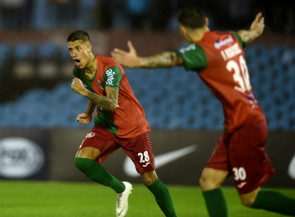 Robert Ergas celebra el gol de Boston River ante Banfield. Foto: AFP.