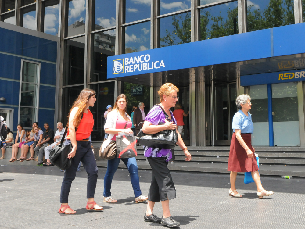 Inconvenientes: clientes del Banco República se quejan por las fallas del nuevo sistema informático, que será investigado por la oposición. Foto: Darwin Borrelli.