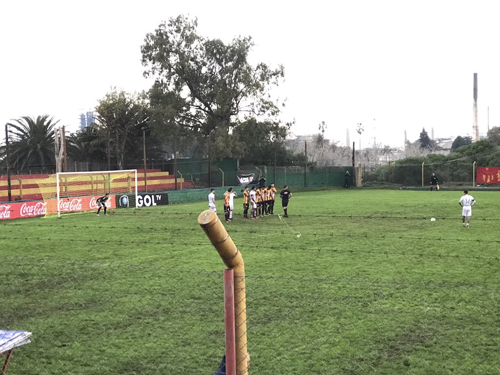 El barro y la falta de pasto se veía desde la tribuna del Paladino. Foto: Emiliano Esteves