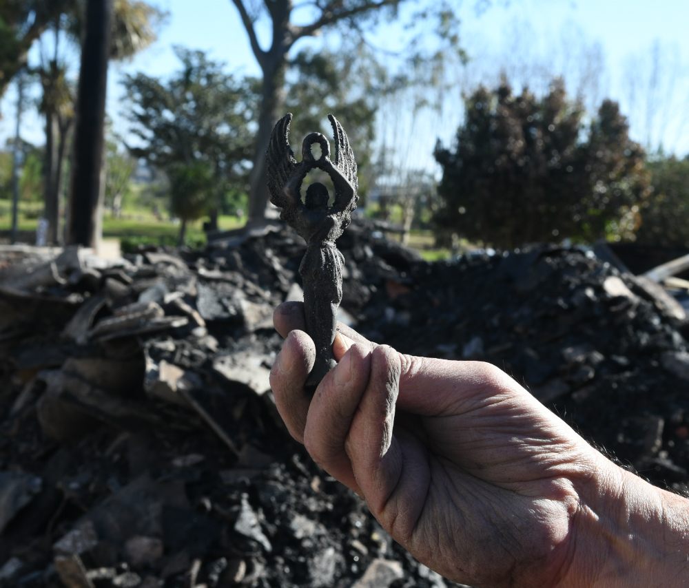 El fuego fundió decenas de trofeos de metal exhibidos en las vitrinas. Foto: Ariel Colmegna.