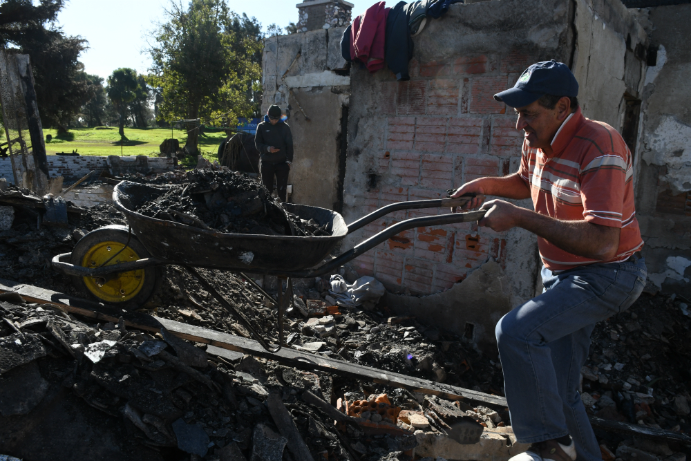 Problemas eléctrricos o una estufa a leña podrían haber sido las causas del incendio. Foto: Ariel Colmegna.