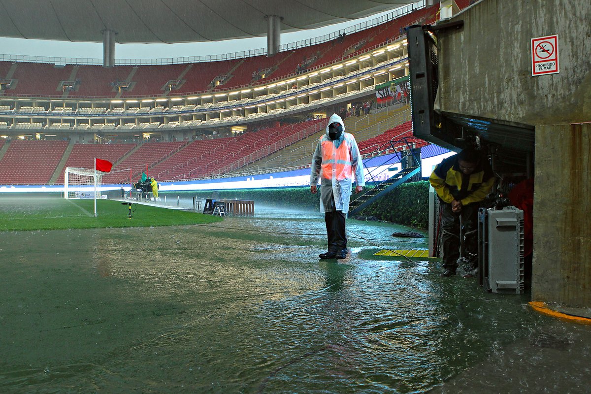 Las inmediaciones a la cancha inundadas previo al partido entre Chivas y Cruz Azul. Foto: El Universal / GDA