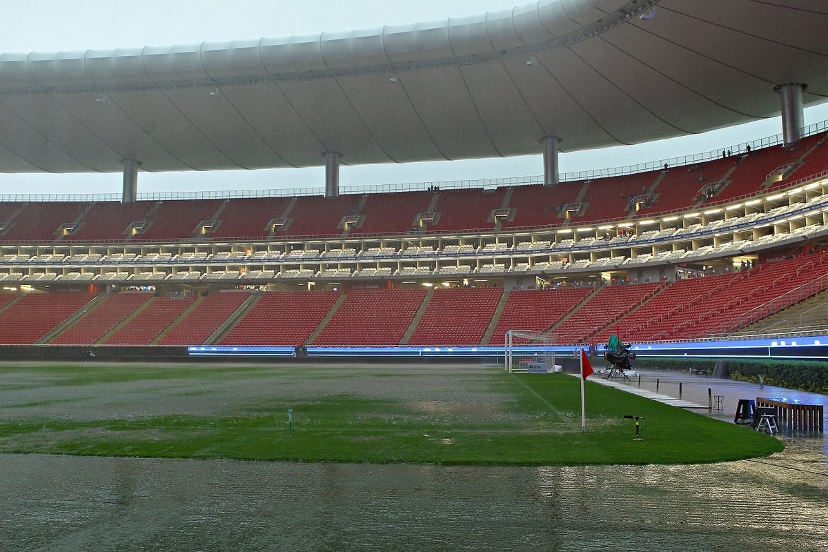 Las inmediaciones a la cancha inundadas previo al partido entre Chivas y Cruz Azul. Foto: El Universal / GDA