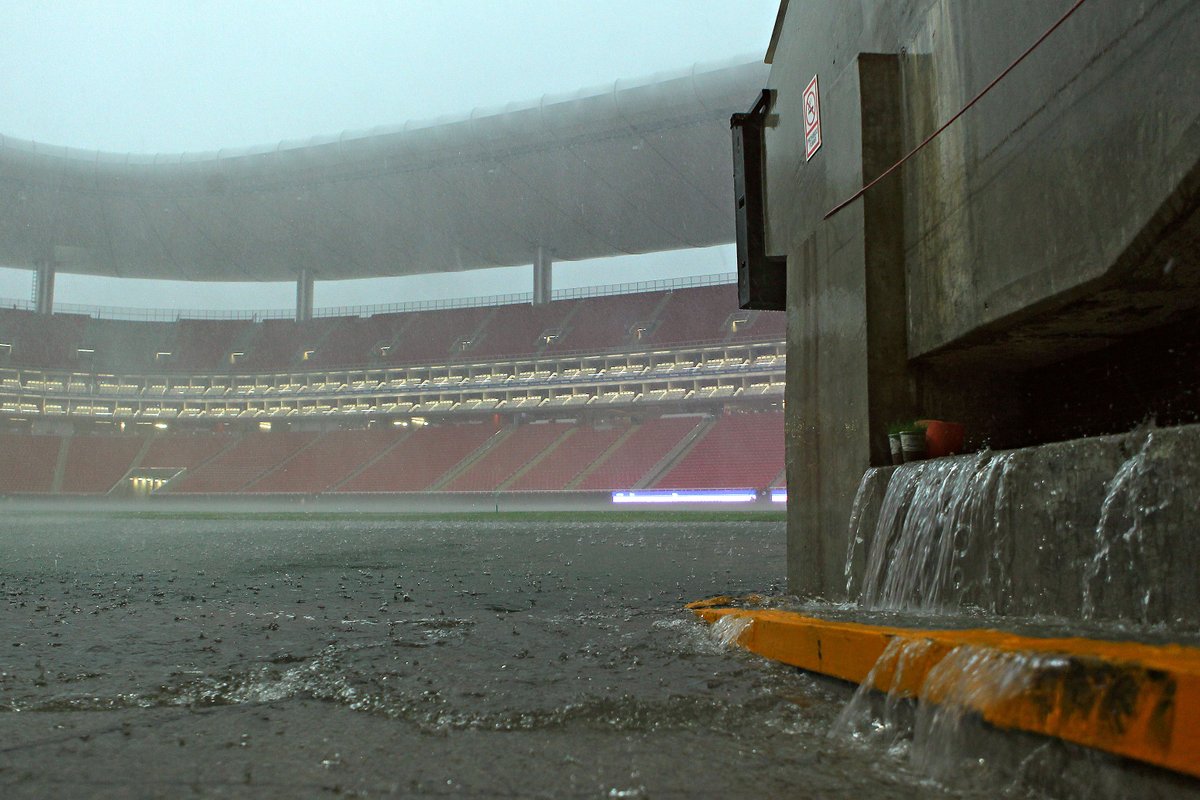 Las inmediaciones a la cancha inundadas previo al partido entre Chivas y Cruz Azul. Foto: El Universal / GDA