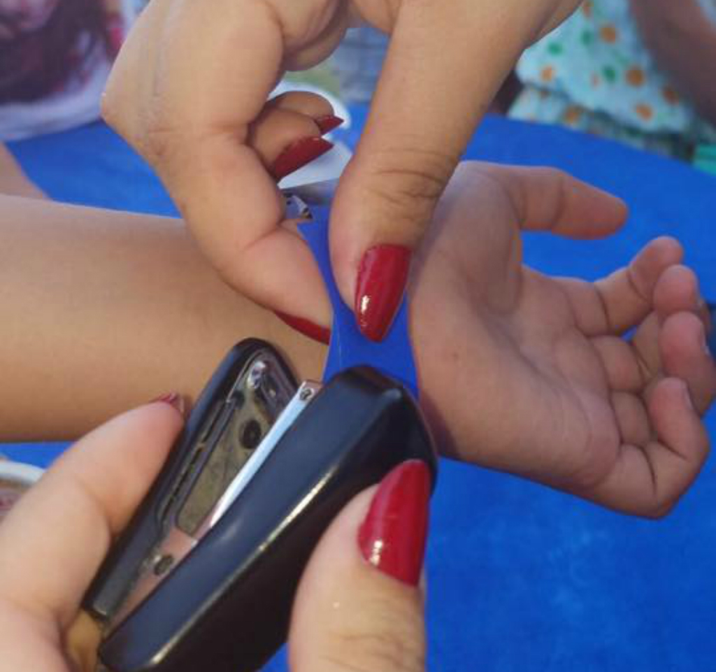 Colocan pulseras azules en escuelas para combatir el acoso. Foto: @pulserasazulesuru