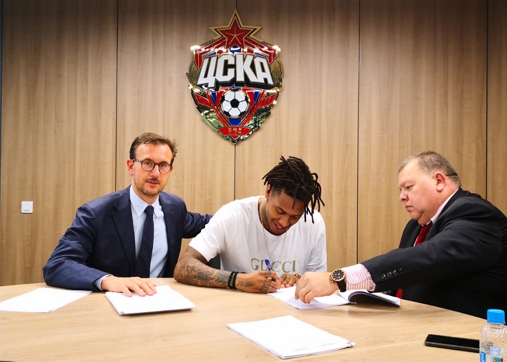 Abel Hernández firmando como jugador del CSKA de Moscú.