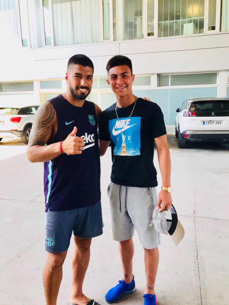 Luis Suárez junto a Axel Pérez.