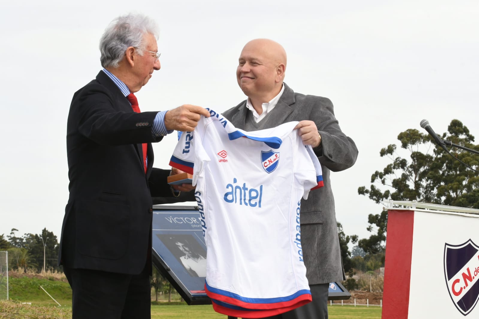 La cancha 7 de Los Céspedes lleva desde hoy el nombre de Víctor Espárrago. Foto: Darwin Borrelli.