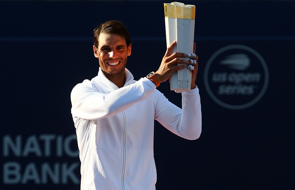 Rafael Nadal con el trofeo del ATP de Toronto. Foto: AFP