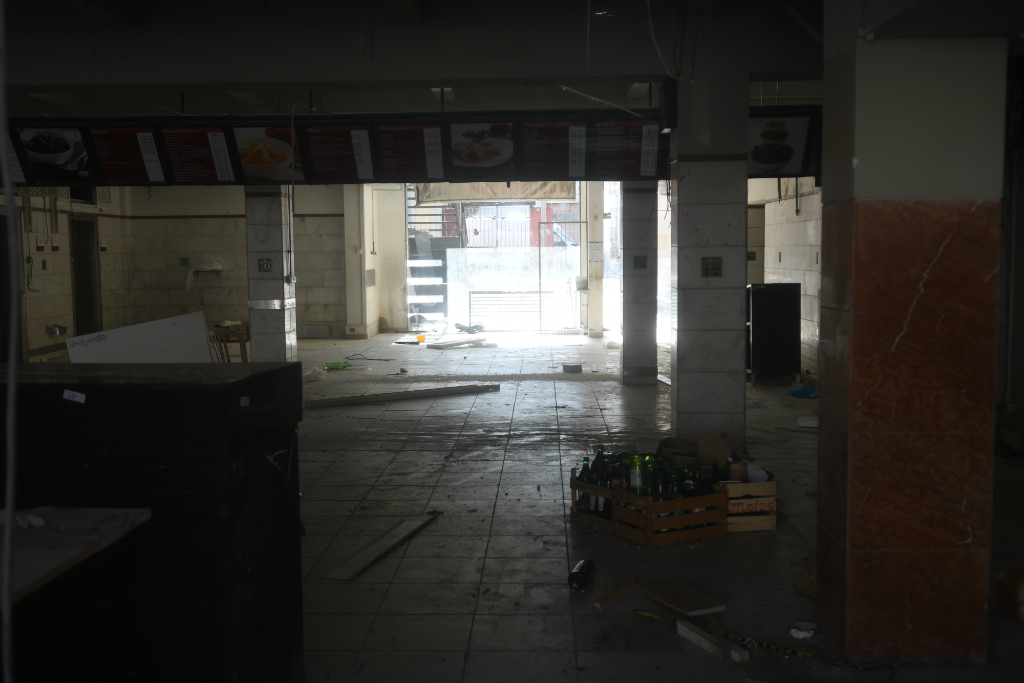 Las facturas se acumulan junto a los vidrios rotos y las botellas. Foto: F. Flores