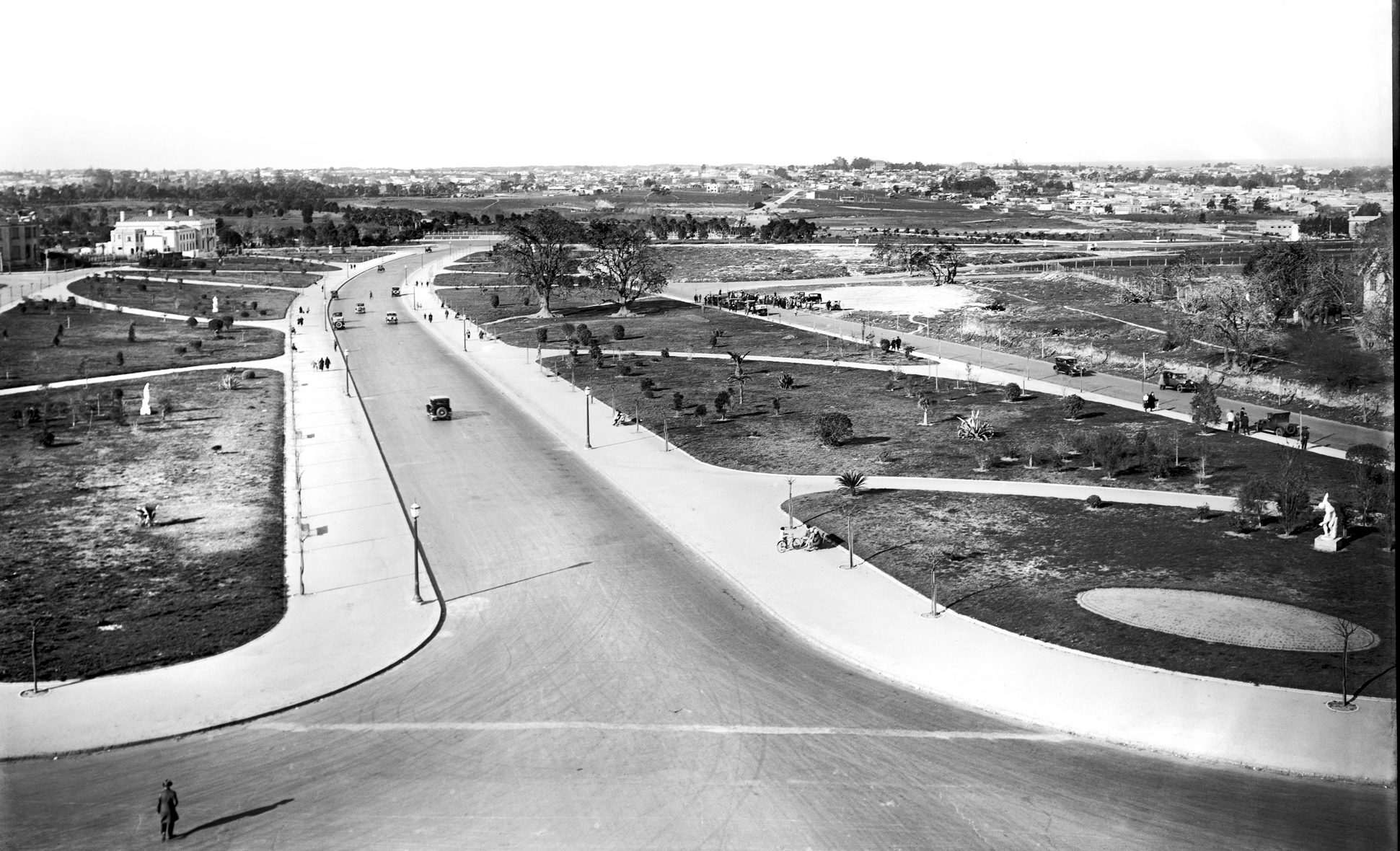 Avenida Central (actual Avenida Luis Morquio). Parque de los Aliados. Año 1926. Foto: CDF