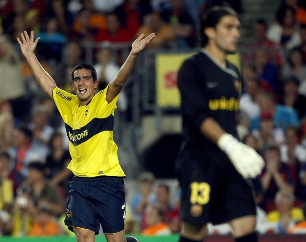Lucas Viatri festejando el gol de Boca contra Barcelona.