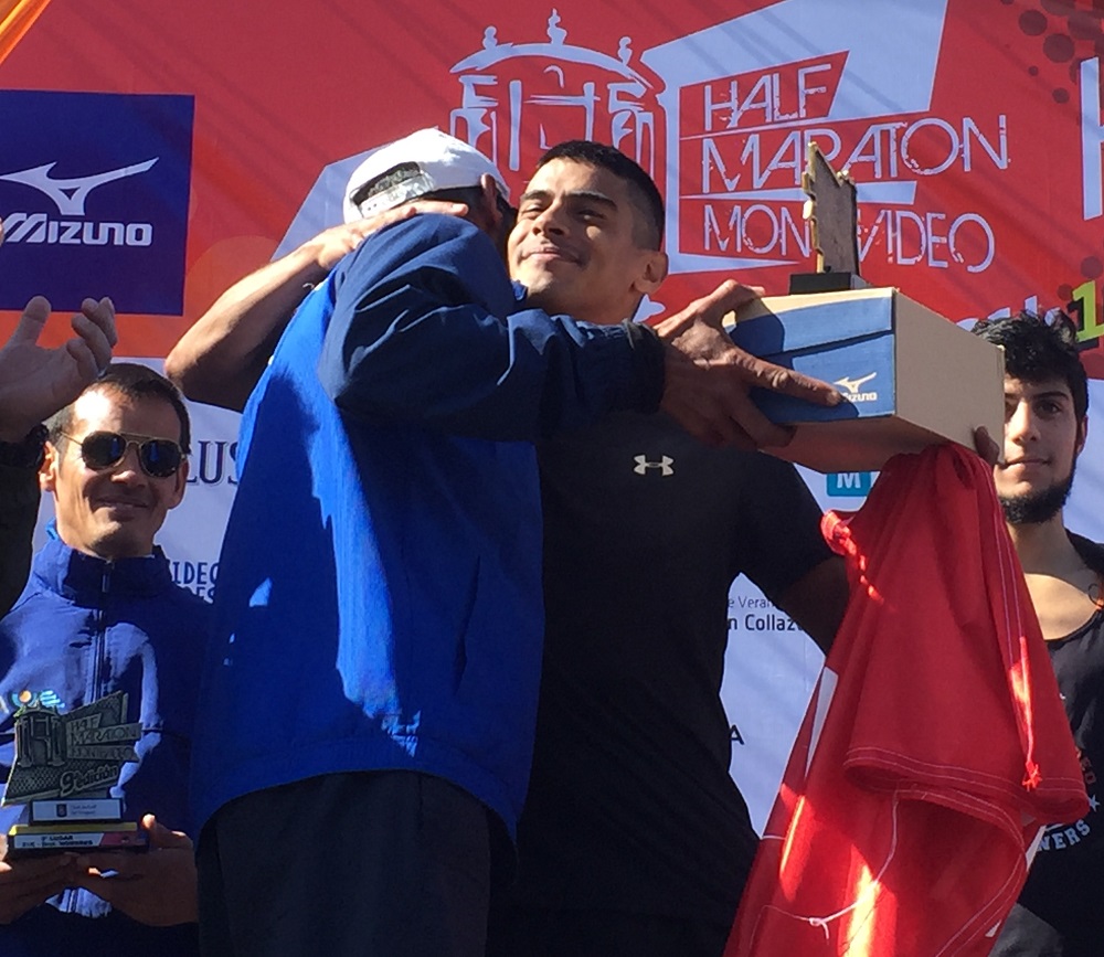 Abrazo. Cristhian Zamora recibe el premio de la Half Maratón de las manos de su padre, Nestor. Foto: Emiliano Esteves