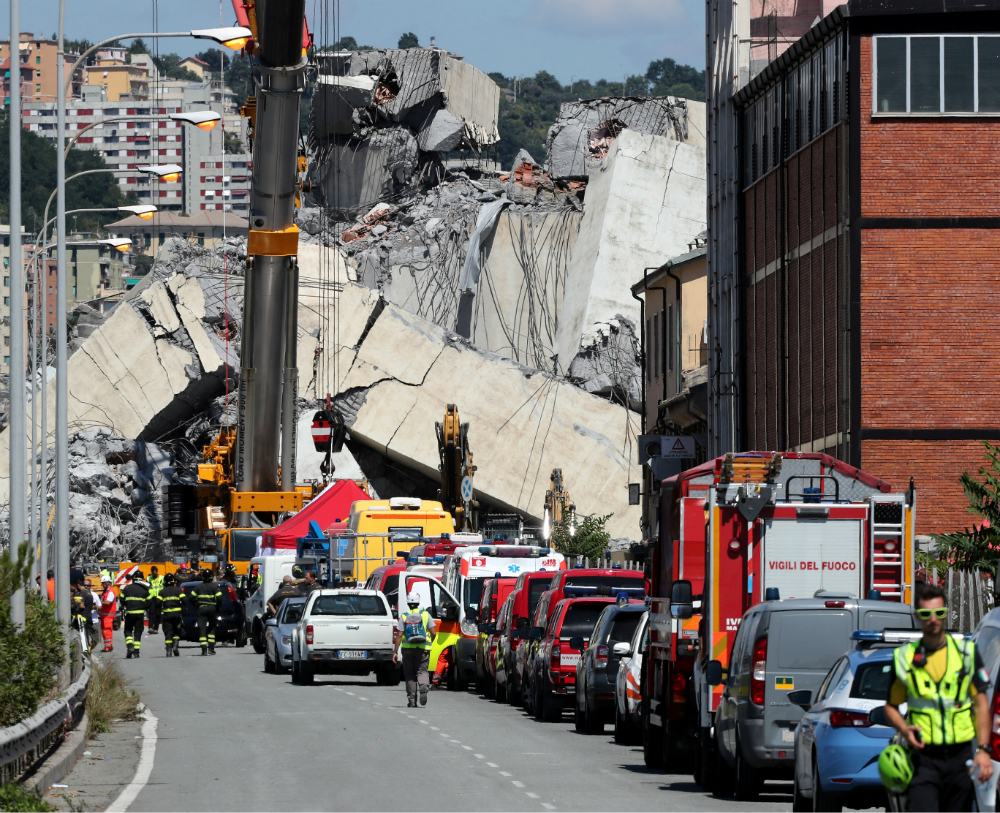 Rescate: los bomberos creen que todavía pueden encontrar sobrevivientes entre los escombros. Foto: Reuters