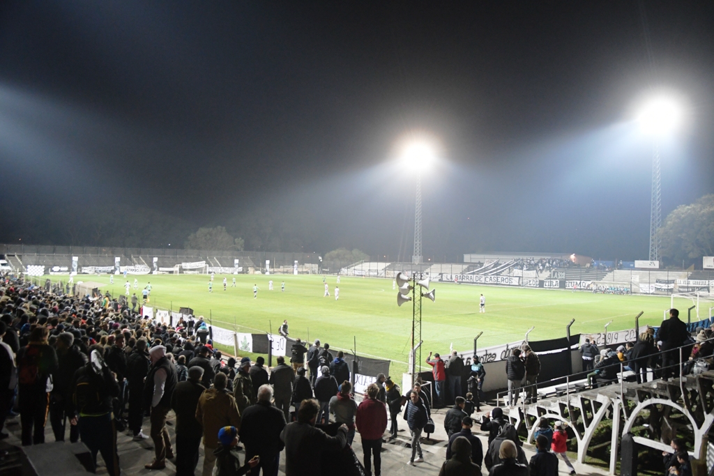Wanderers estrenó sus luces. FOTO: Marcelo Bonjour.