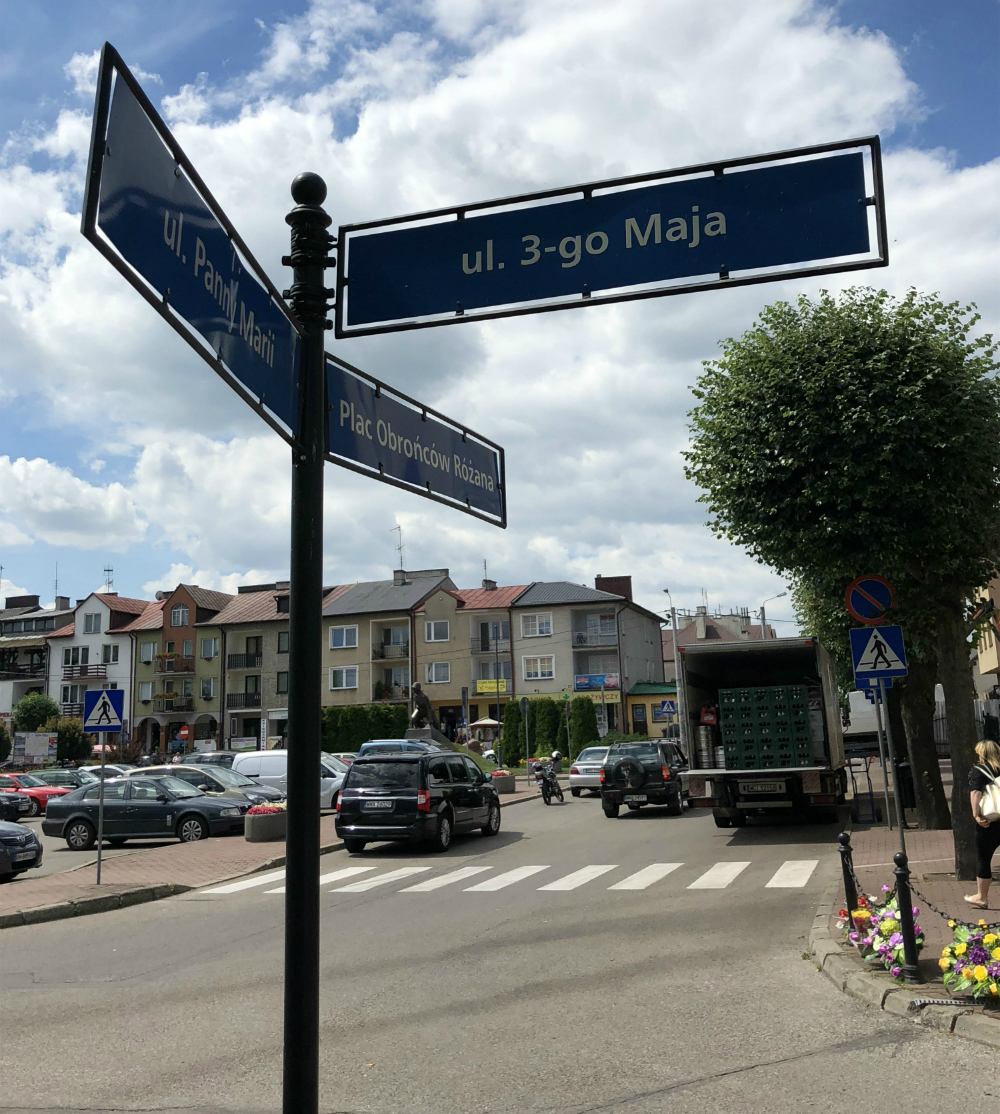 Una de las calles principales del pueblo, al costado de la plaza.