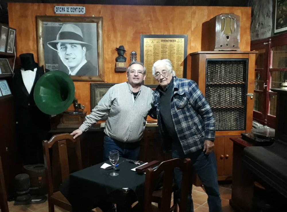 Posan el artífice del museo temático, Félix Eduardo Custodio, y el coleccionista de discos Elton de Moraes. Foto: Hotel Museo y Restaurant Fordt City