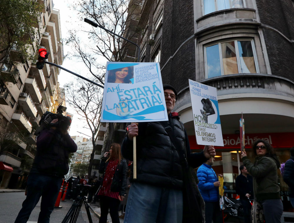 Apoyo: partidarios se reúnen frente al apartamento de Cristina. Foto: Reuters