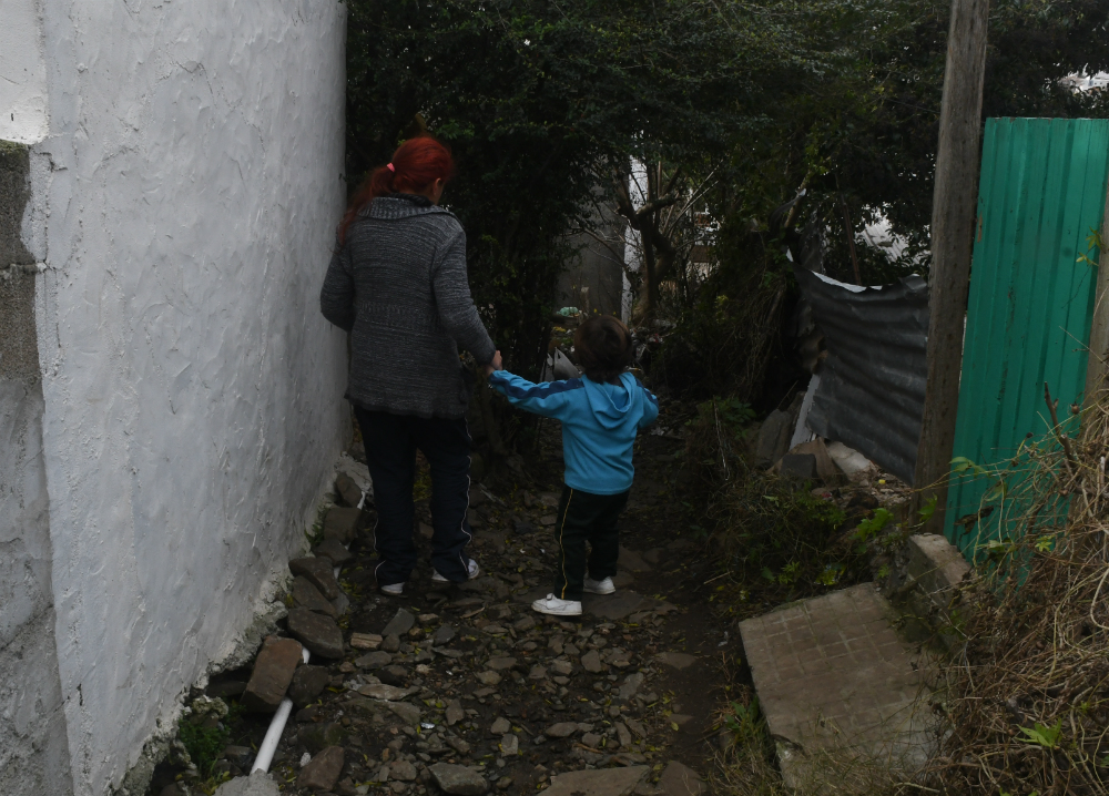 Empinado: el camino que da a la vivienda está lleno de rocas. Foto: Francisco Flores