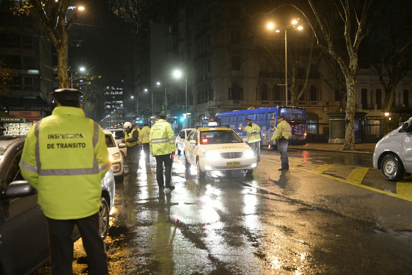 Decenas de inspectores de tránsito se movilizan por la capital. Foto: Marcelo Bonjour
