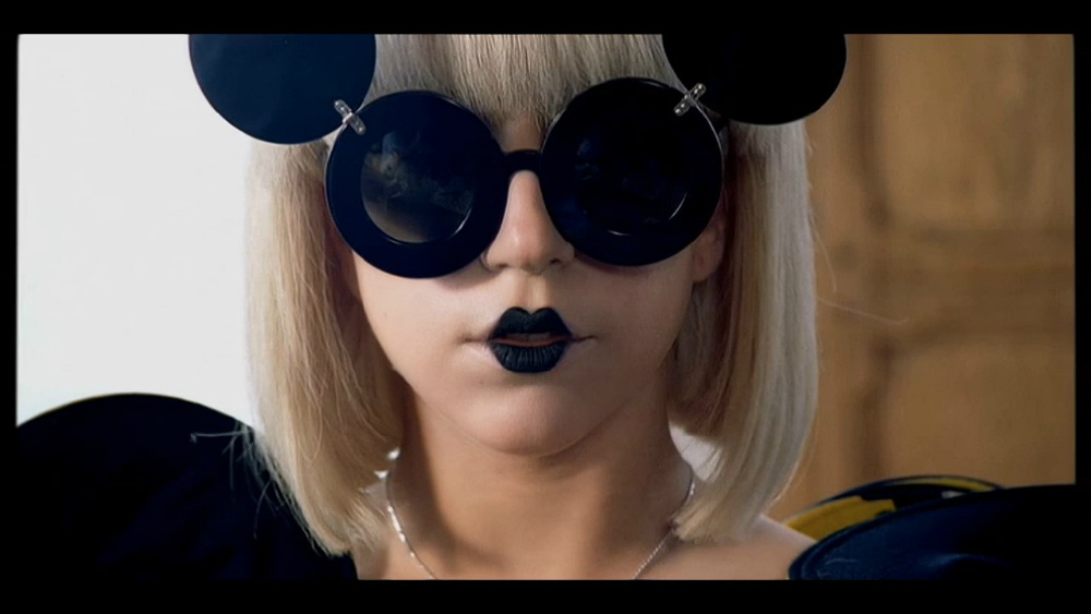 Lady Gaga en el video de la canción Paparazzi