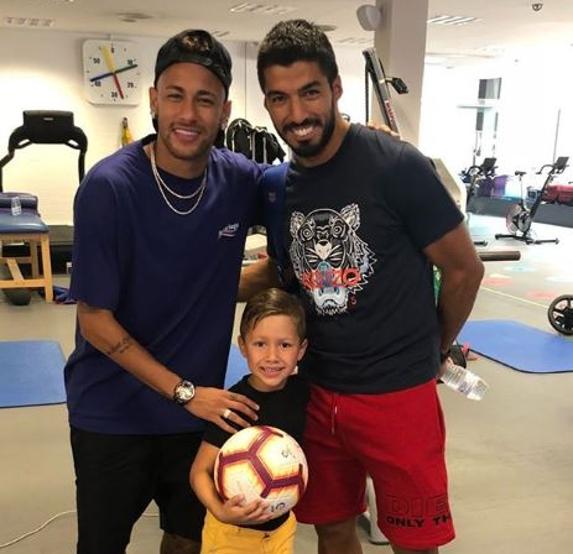Neymar con Luis y Bejamín Suárez. Foto: @NeymarJr