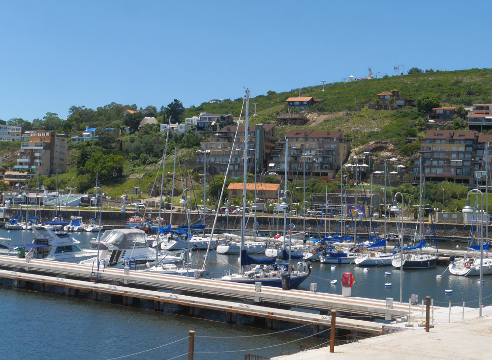 Piriápolis: en el puerto se encuentra un crucero que la Fiscalía supone que sería del empresario Carlos Ferrari, prófugo de la Justicia argentina. Foto: Ricardo Figueredo