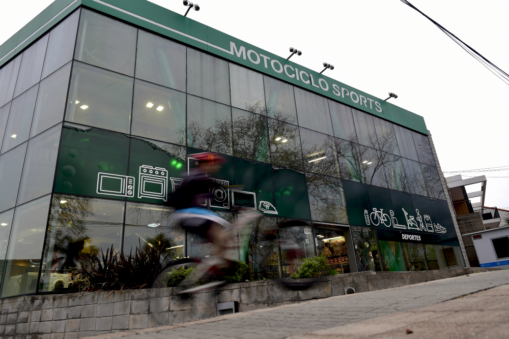Motociclo. los locales tienen a la venta la poca mercadería que les queda, porque los proveedores les cortaron las ventas a la empresa. Foto: Fernando Ponzetto