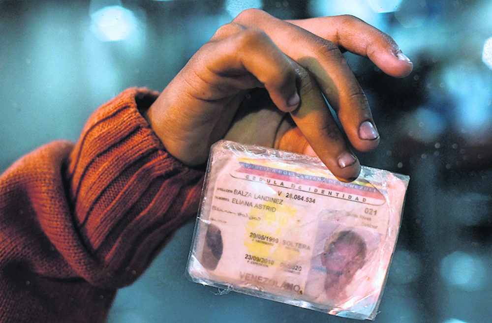 Cada día, los venezolanos son protagonistas de una odisea, un documento de identidad de uno de ellos. Foto: AFP