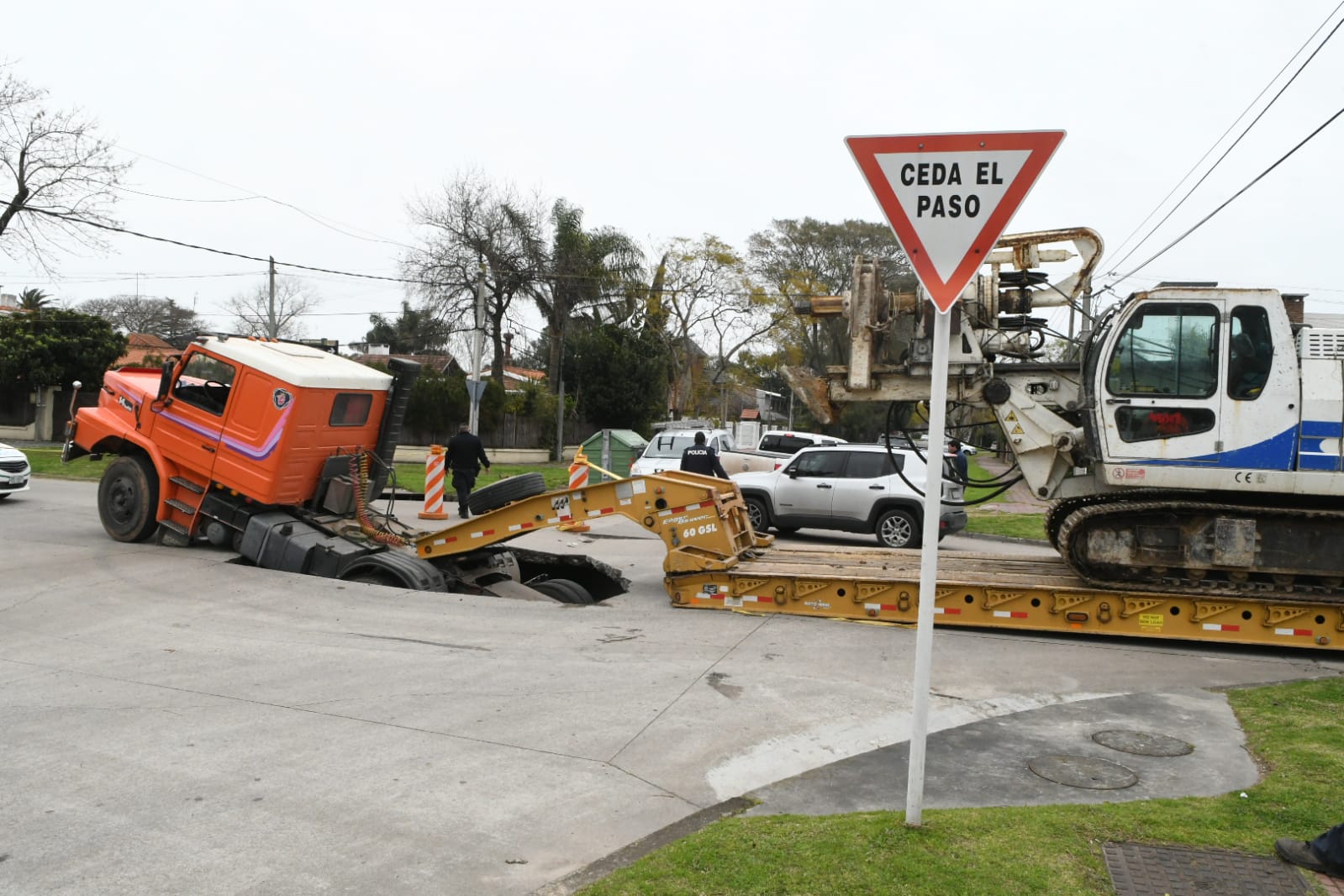 El camión se hundió en el pozo. Foto: Darwin Borrelli