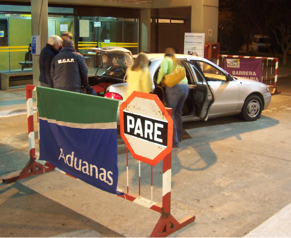 Se están instalando carteles que recuerdan que los funcionarios serán estrictos en permitir dejar cruzar hasta 5 kilos por persona. Foto: archivo El País