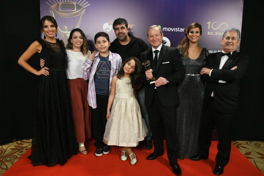 El equipo de Todas las voces con su premio Iris. Foto: Darwin Borrelli