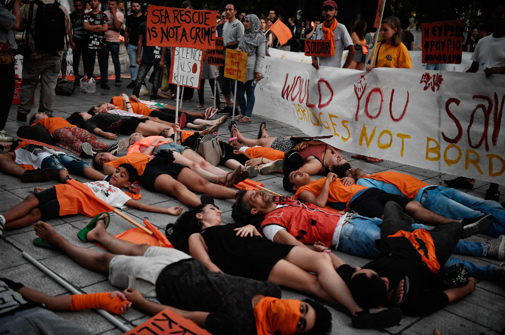 Migración. Varios países están ,imitando el ingreso de refugiados, y algunos como Italia hasta han impedido su arribo a los puertos. Foto: AFP.