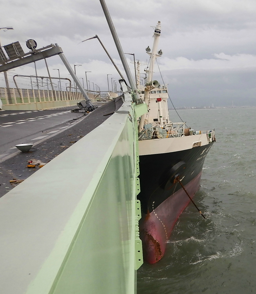 Destrozos provocados por el tifón Jebi. Foto: AFP.