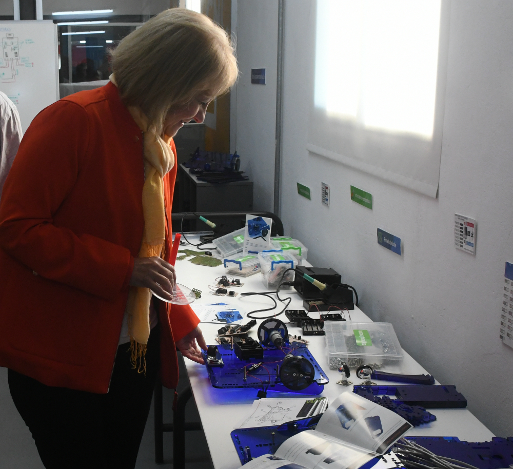 La ministra de Industria, Carolina Cosse en la inauguración del Laboratorio de Fabricación Digital, conocido como Fablab. Foto: Francisco Flores